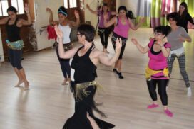 Danza Orientale o Danza del Ventre, è tradizionalmente praticata dalle donne poiché esprime interamente femminilità, vitalità e sensualità.