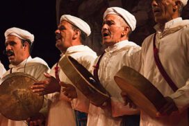 Gruppi di cantori e musicisti marocchini che interpretano vecchi brani popolari a feste o a matrimoni