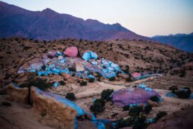 Escursione da Agadir a Tafraoute o Tafraou, accompagnati dallo staff di Viaggi Organizzati in Marocco, visiterete la città situata a