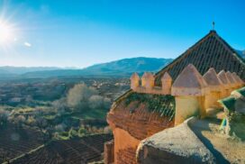 Telouet, villaggio berbero, sull'Alto Atlante, a 140 km. circa da Marrakech in direzione per Ouarzazate. Vedendo la Kasbah dall'esterno, non si possono immaginare le ricchezze che si trovano al suo interno, sicuramente una delle più belle Kasbah nella regione